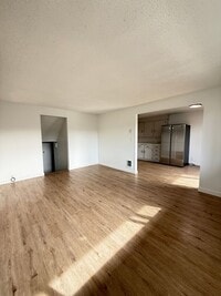 Building Photo - Townhome in North Medford!