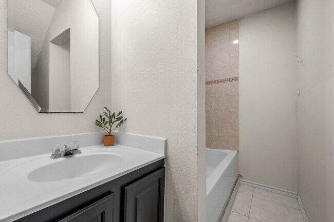 Building Photo - 2105 Capstan Dr