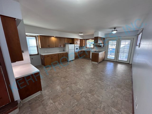 Building Photo - FREE RENT! Charming 3-Bedroom Retreat in P...