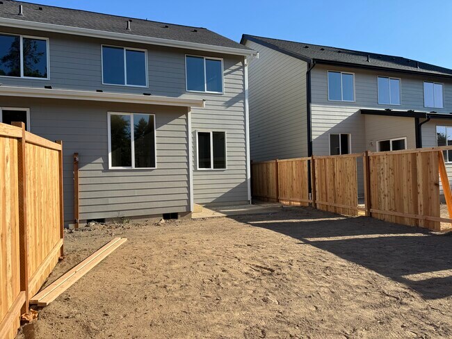 Building Photo - 531 Maple St