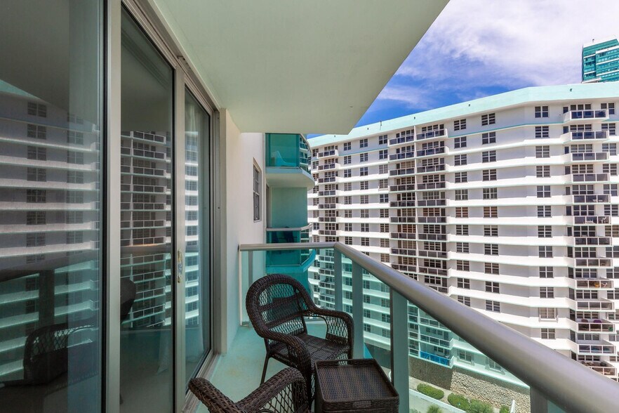 Building Photo - 3901 S Ocean Dr