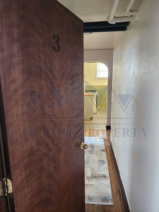 Building Photo - 1 Bedroom Apartment