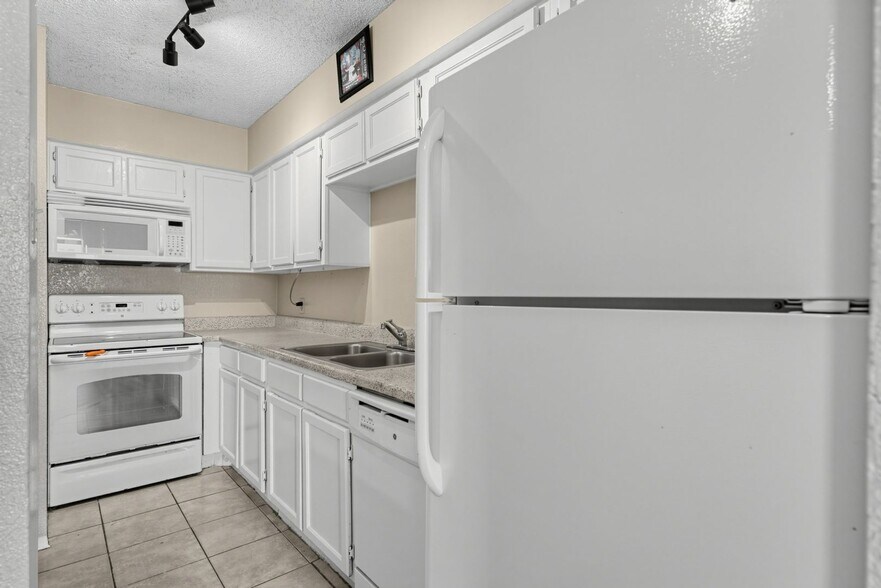 Building Photo - 1608 Pecan Chase Cir
