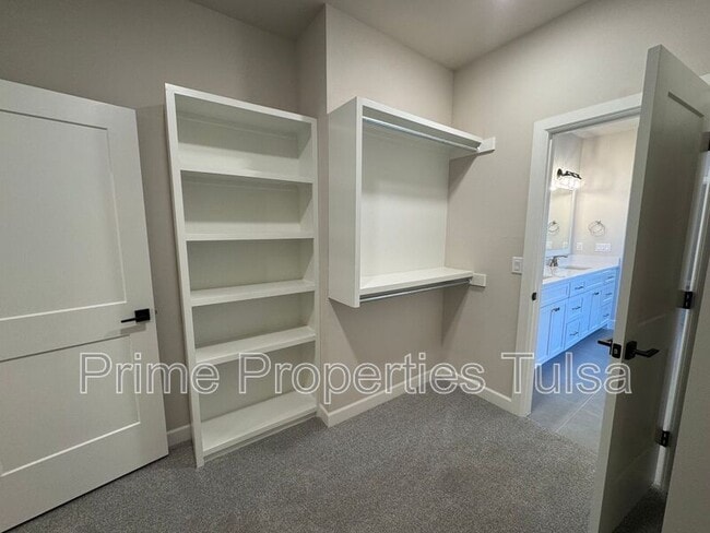 Building Photo - 1022 E Delmar Pl