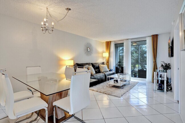 Building Photo - 9480 Poinciana Pl