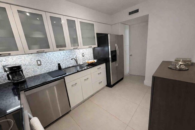 Building Photo - 9225 Collins Ave