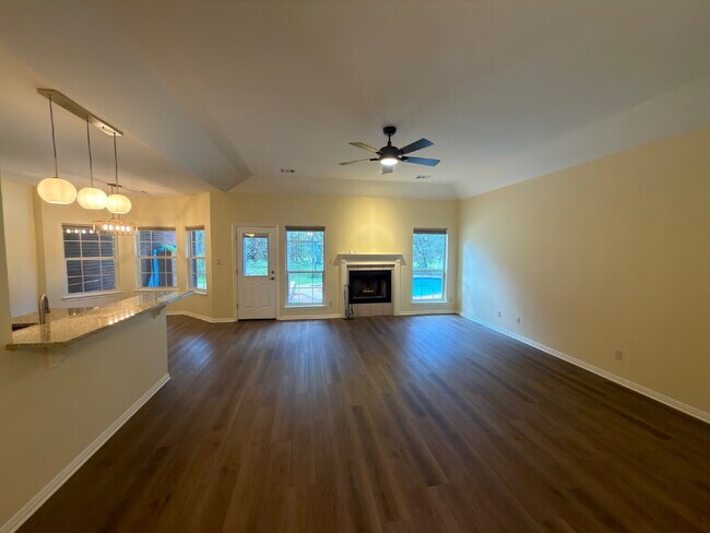 Building Photo - 3 bed 2 bath 2 car garage & pool.