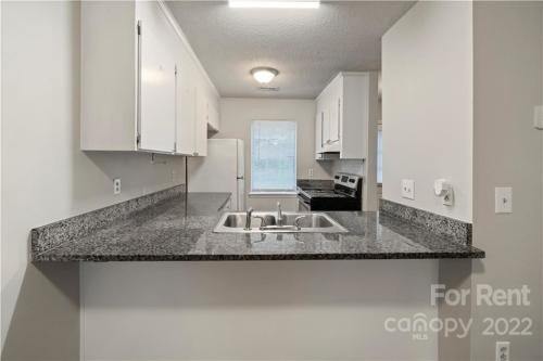 Building Photo - 3916 Briarhill Dr