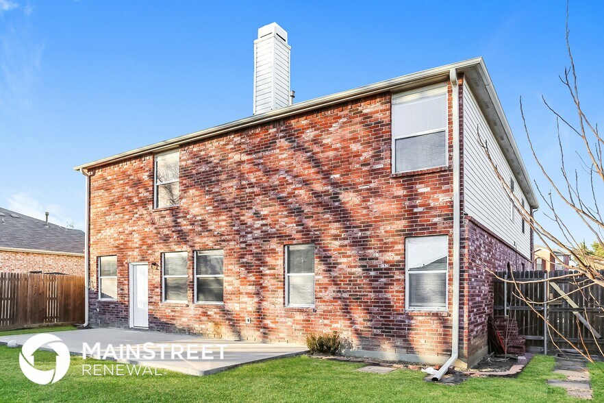 Building Photo - 920 Medina Dr
