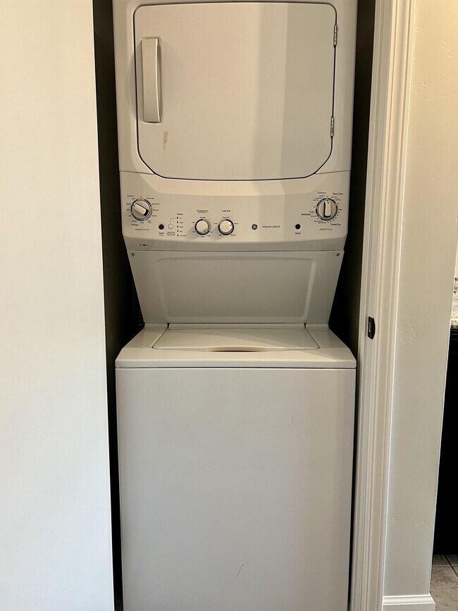 Building Photo - 1815 E Lindsey St