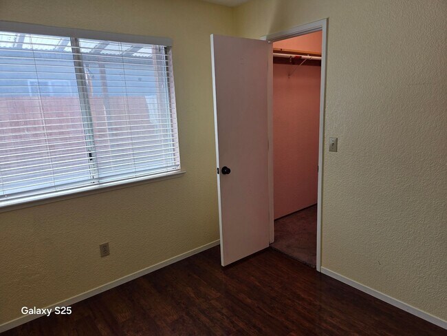 Building Photo - Three Bedroom Two Bathroom Home in Antelope