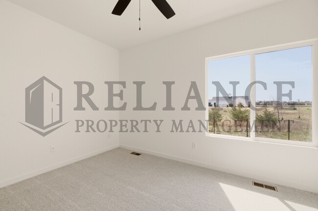 Building Photo - 5249 N Pinecrest Ct