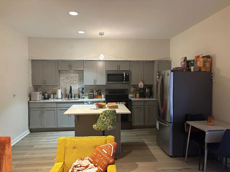 Kitchen - 111 E 6th St