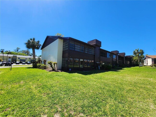 Building Photo - 552 Fairways Dr