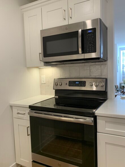 Building Photo - 660 E St NE