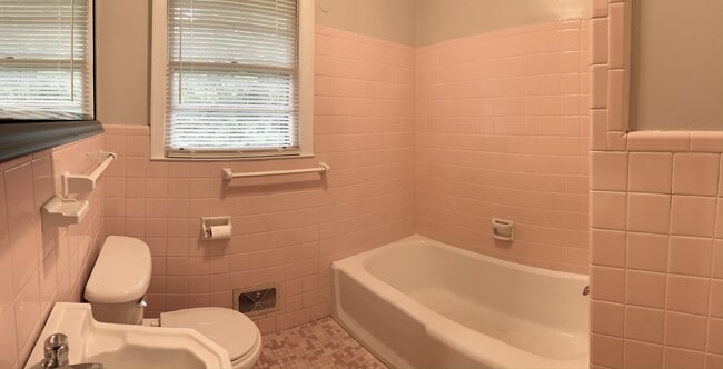 Building Photo - 145 Seminole Ave