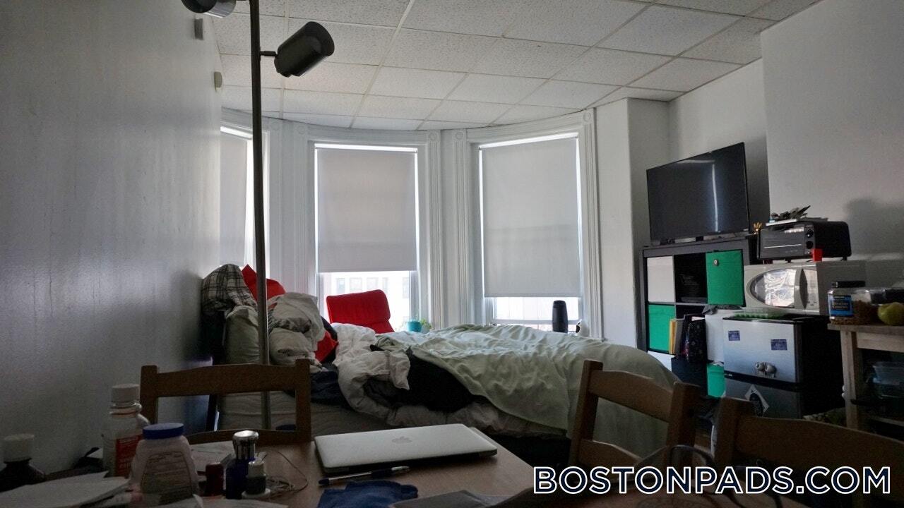 Building Photo - 854 Beacon St