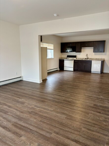 Building Photo - 85 Laverack Ave