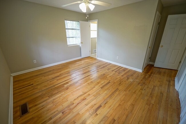 Building Photo - Sublease: Available 7/22/25 Beautiful 4/2 ...