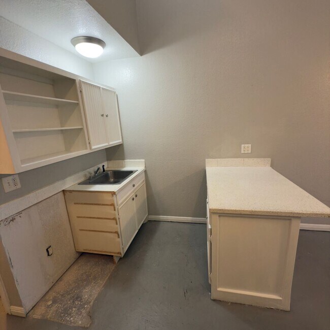 Building Photo - $500 Off 1st Full Month!* All Utilities In...
