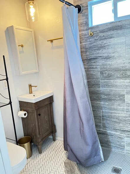 Building Photo - 1170 Esperanza St