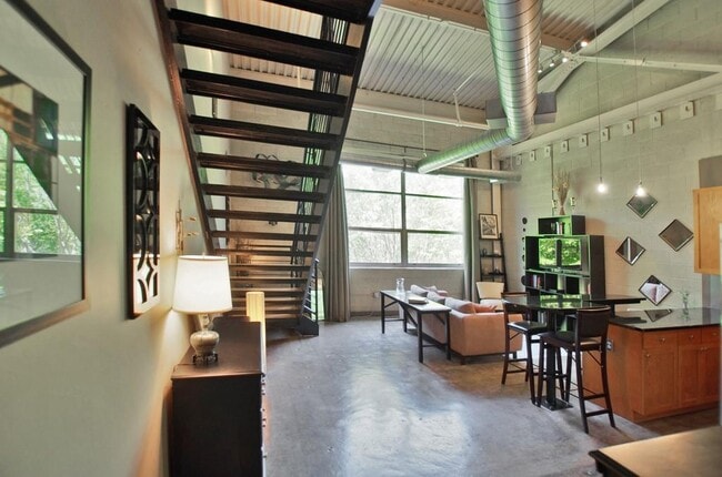 Building Photo - 400 Village Pkwy