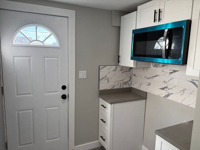 Building Photo - Fully Renovated 2 Bed 1 Bath Townhouse Style Row Home Now Available