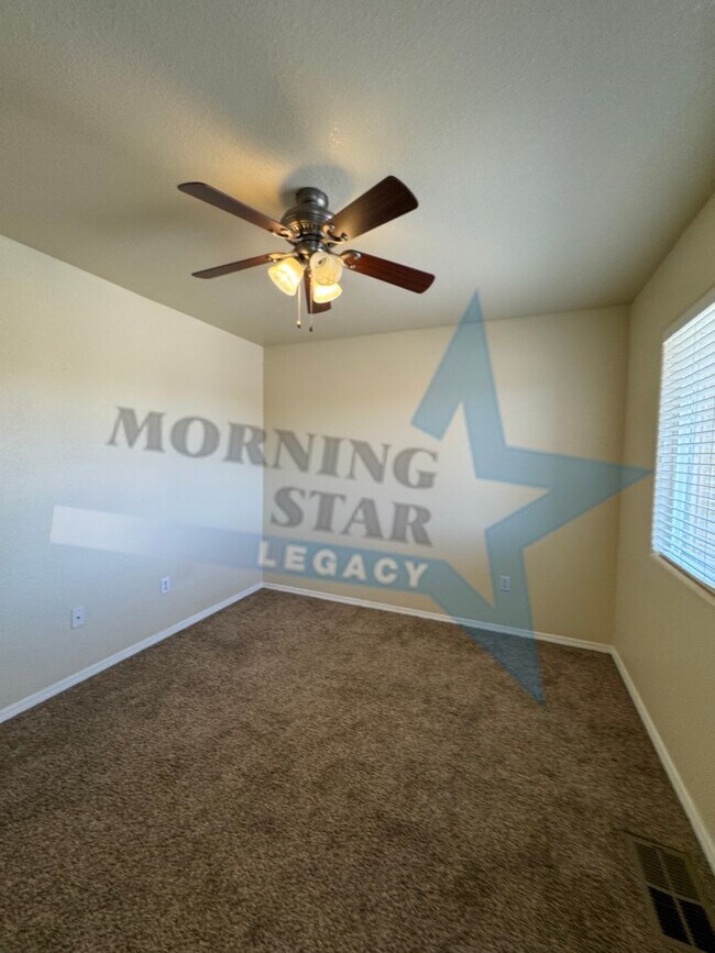 Building Photo - LARGE 4 bed home!