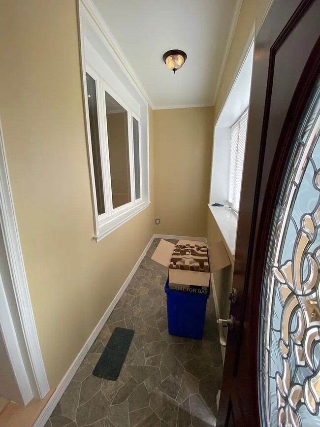 Building Photo - Recently updated 3 Beds 1.5 Bath home, loc...