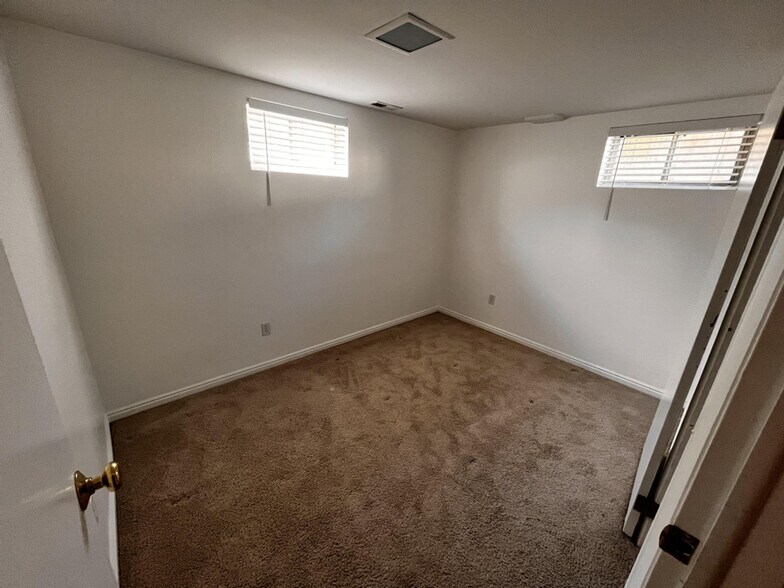 Building Photo - 1547 E Lanebrook Ln