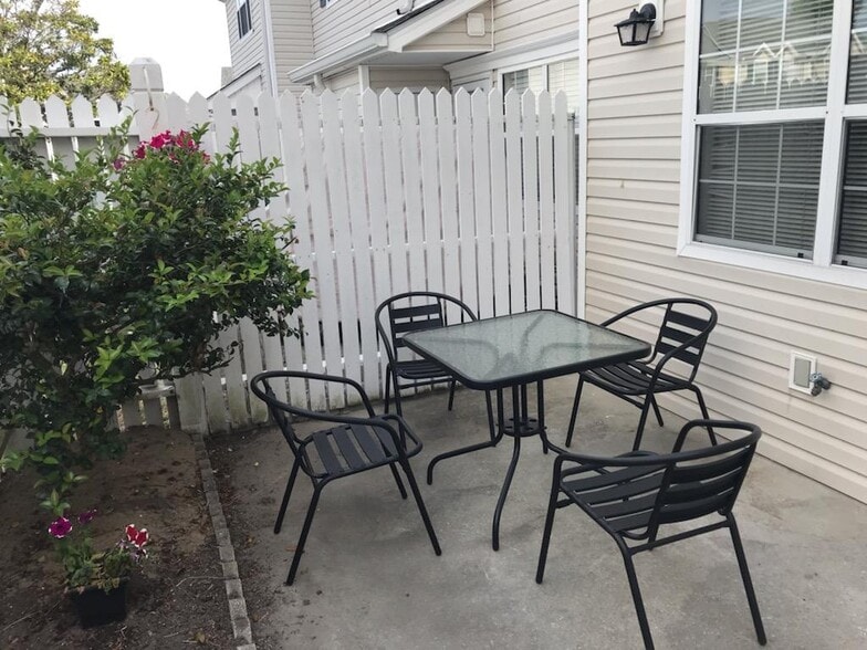 Building Photo - 614 3rd Ave S