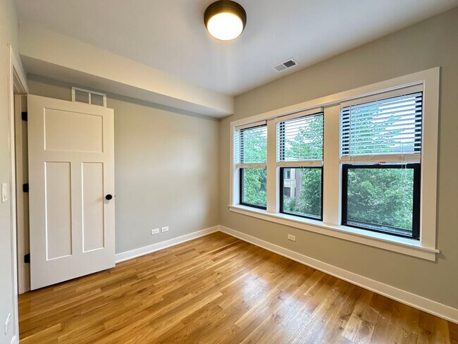 Building Photo - 2206 W Eastwood Ave