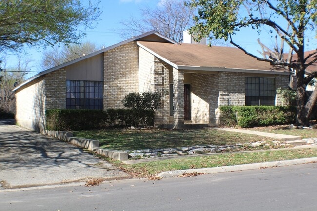 Building Photo - Gorgeous garden style home in San Antonio. Realtor Commission: $300