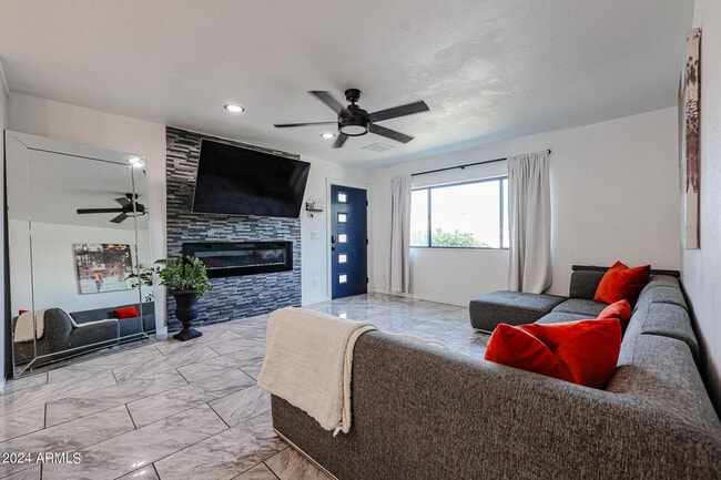 Building Photo - 3213 E Emile Zola Ave