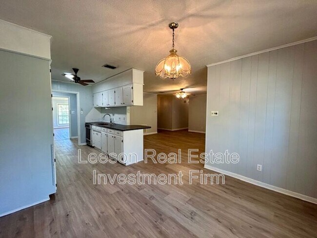 Building Photo - 302 Avenida Dr