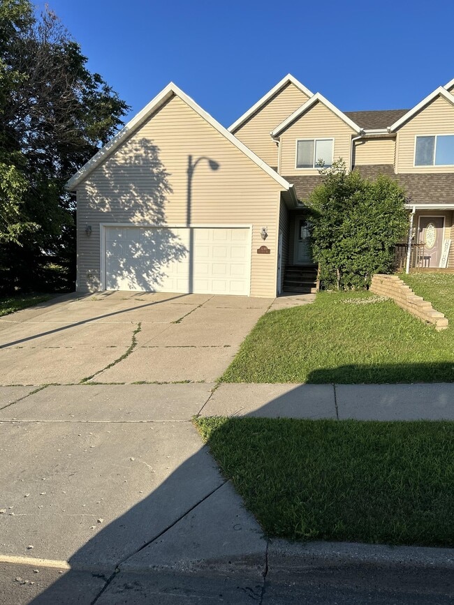 Building Photo - 3240 E Capitol Ave