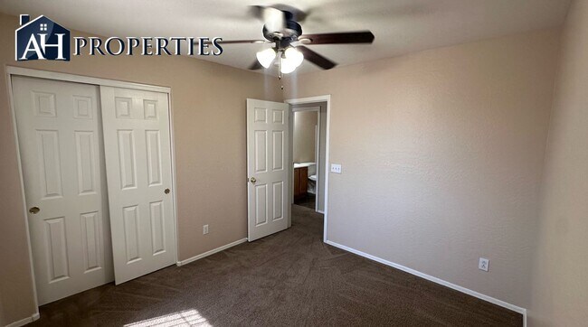 Building Photo - 3 Bed 2.5 bath 2 story house LOTS of storage