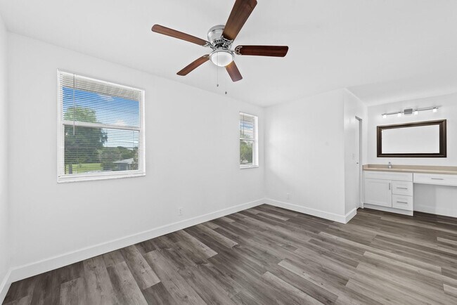 Building Photo - 822 Crystal Lake Dr