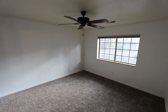 Building Photo - 3-Bed / 2.5-Bath Townhome in Boulder Point Near FUTS Trails