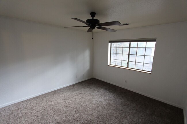 Building Photo - PRICE IMPROVEMENT 3-Bed / 2.5-Bath Townhome in Boulder Point LEASE THROUGH JULY