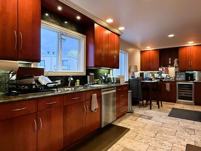 Building Photo - 4 bed, 2.5 bath top floor corner unit cond...