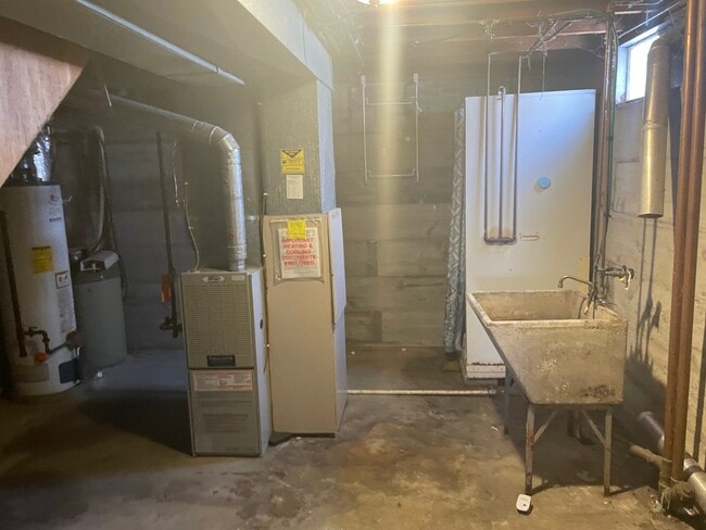 Building Photo - 4555 E 4th St