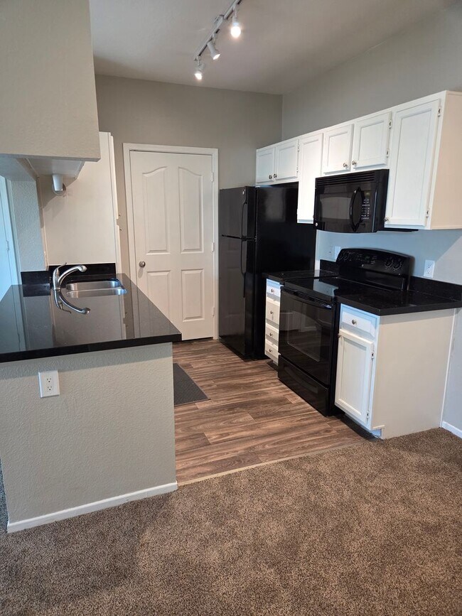 Building Photo - San Simeon Condo