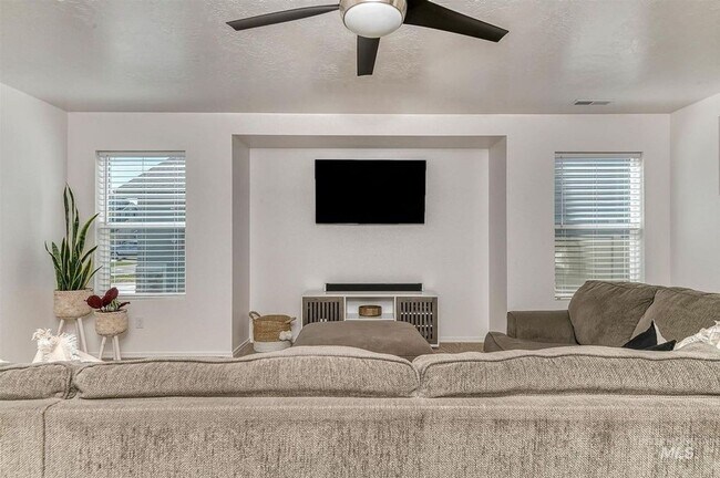 Building Photo - Large 5 Bedroom 3 Bath Home in Meridian _ Dog Friendly!