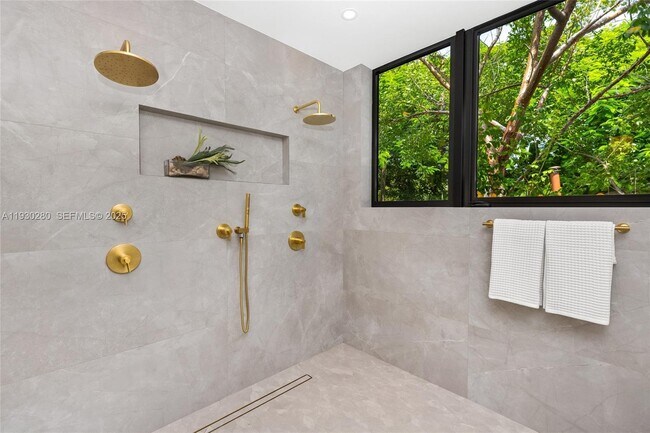 Building Photo - 4024 Bonita Ave