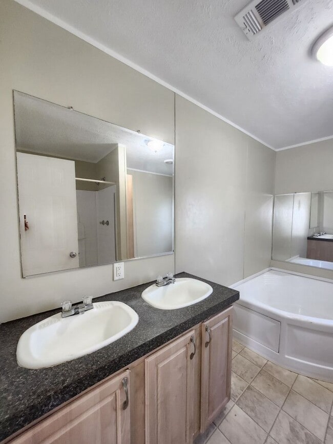 Building Photo - 811 N D St