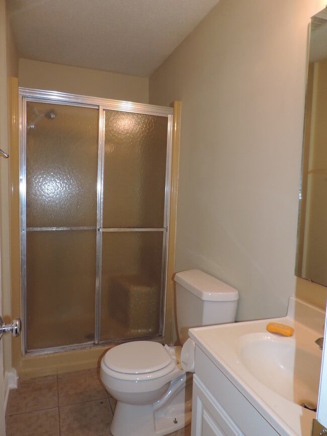 Building Photo - One story with 3 beds and 2 bath ranch hom...
