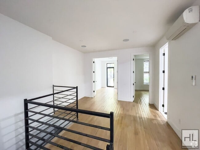 Building Photo - 1027 Putnam Ave