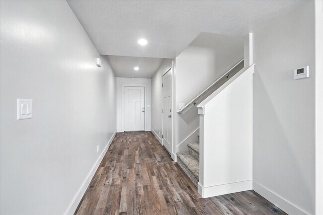 Building Photo - Eastside View Townhomes