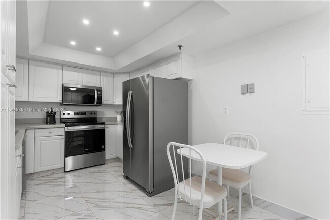 Building Photo - 520 Brickell Key Dr